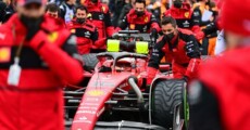 Charles Leclerc ai box Ferrari nel Gp Imola