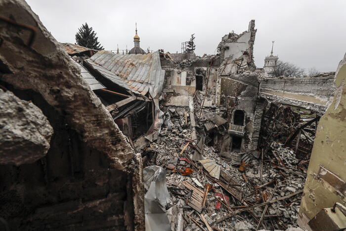 Il teatro di Mariupol distrutto dai bombardamenti
