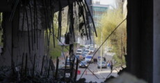 Uno degli edifici distrutti dal lancio dei missili russi a Kiev.