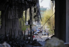 Uno degli edifici distrutti dal lancio dei missili russi a Kiev.