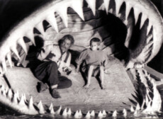 Nino Manfredi (Geppetto) e il piccolo Andrea Balestri (Pinocchio) in bocca alla balena in una foto del film Pinocchio diretto da Luigi Comencini nel 1972.