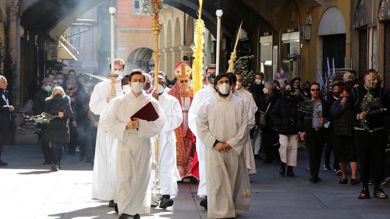 Le processioni di Pasqua con mascherine.