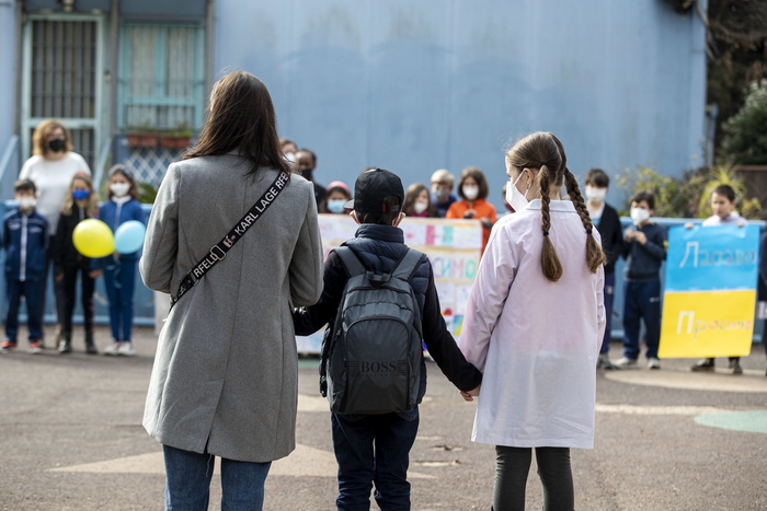 Un bambino ucraino, mano nella mano della mamma, viene accompagnato alla scuola 'Padre Lais' a Rome