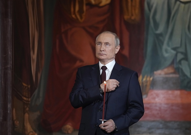 Il presidente della Russia Vladimir Putin il giorno della Pasqua Ortodossa nella Cattedrale di Mosca.