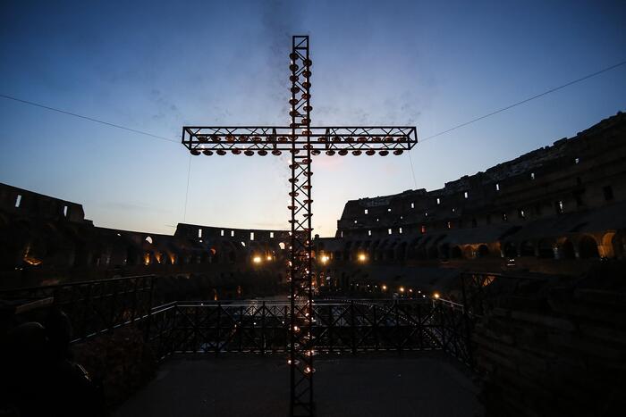 Vista del Colosseo con la croce collocata in occasione della Via Crucis di venerdì