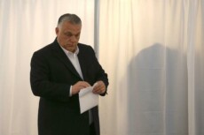 Il primo Ministro ungherese Viktor Orban nel seggio elettorale.
