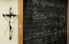 Un crocifisso in una scuola elementare di Pisa