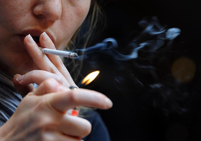 Una donna accende e funa una sigaretta. Lunedi 30 maggio 2011 in tutto il mondo la giornata contro il fumo.