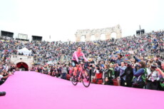 L'australiano Jai Hindley in rosa all'Arena di Verona.