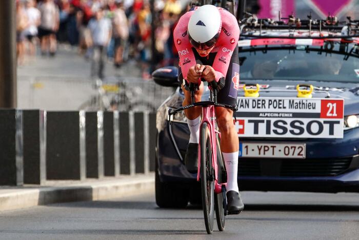 L'olandese Mathieu van der Poel in maglia rosa durante la tappa a cronometro vinta da Yates