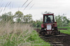 Un agricoltore ucraino con il suo trattore vicino a Lviv, Ucraina.