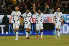 Lautaro Martinez festeggia il gol che porta l'Inter sull'1-0.