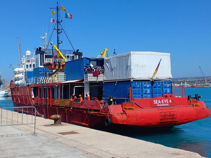 È attaccata al porto la nave Seaeye4 con 68 migranti a bordo a Pozzallo (Ragusa), 15 maggio 2022