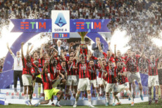 Il Milan festeggia lo scudetto dopo aver travolto il Sassuolo per 0-3
