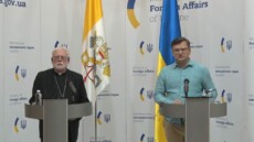 Monsignor Paul Richard Gallagher con il ministro degli Esteri ucraino Dmytro Kuleba durante la conferenza stampa.