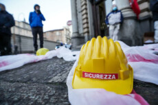 Il presidio dei sindacati di base contro le morti sul lavoro dopo la tragedia di via Genova davanti all'Ispettorato del Lavoro,