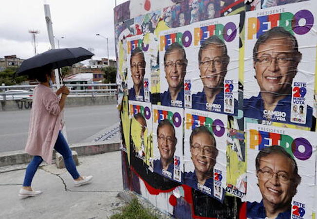 Bogotà: manifesti elettorali con l'immagine del candidato presidenziale Gustavo Petro.