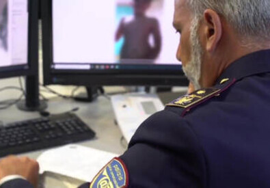 Un agente della Polizia Postale controlla la web dal suo coomputer
