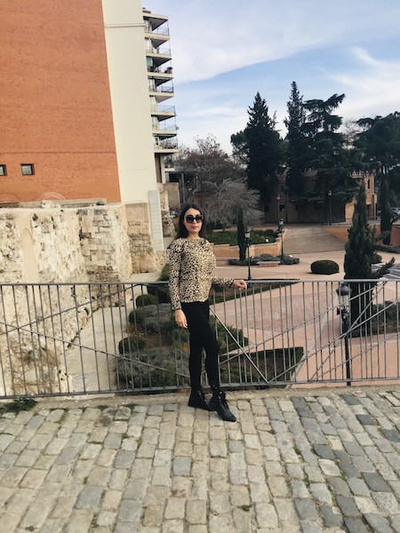 Livia guida italiana di Tour Time Madrid,alle sue spalle la Muraglia Araba del IX secolo.