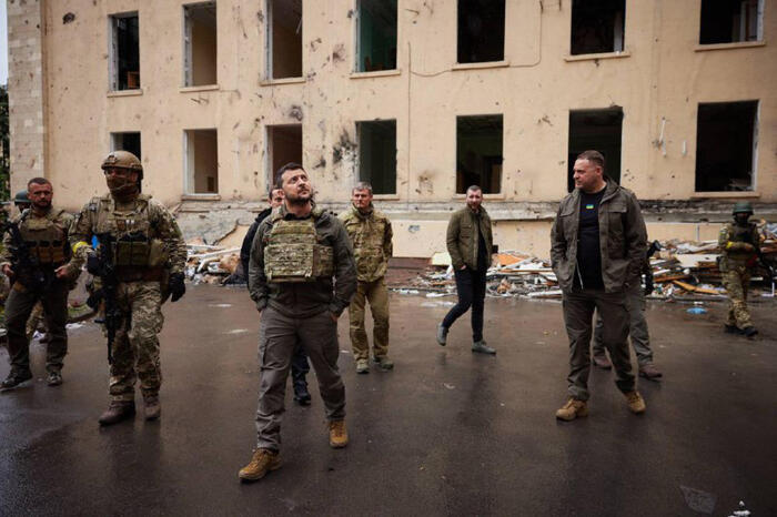 Il presidente ucraino Voldymyr Zelensky è andato nella regione di Kharkiv dove ha visitato le postazioni delle truppe e fatto un sopralluogo alle infrastrutture distrutte dell'area.