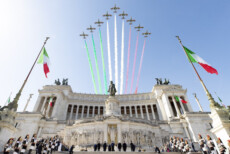 Il Presidente della Repubblica Sergio Mattarella depone una corona d'alloro sulla Tomba del Milite Ignoto all'Altare della Patria,in occasione della Festa Nazionale della Repubblica