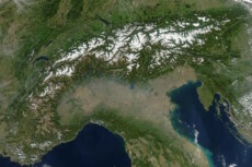 In una foto tratta da Wikipedia le Alpi italiane viste da un satellite.