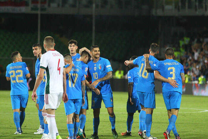 Gli azzurri di Mancini festeggiano a fine partita la vittoria sull'Ungheria all'Orogel Stadium Dino Manuzzi, di Cesena.