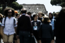 Innizia l'estate e turisti e romani a passeggio per Roma.