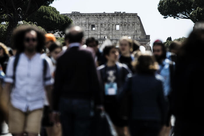 Innizia l'estate e turisti e romani a passeggio per Roma.