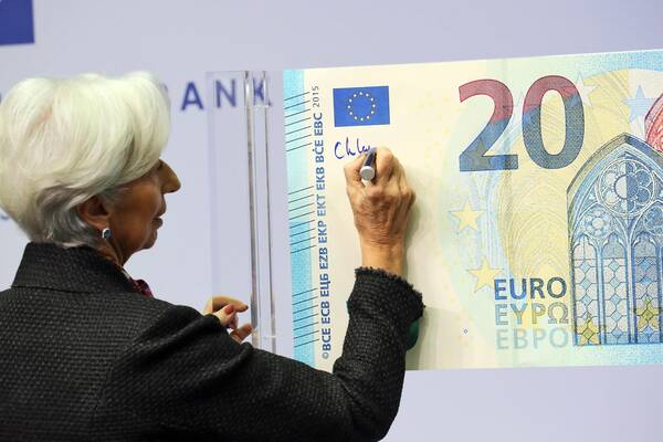 La presidenta della Banca Centrale Europea (Bce) Christine Lagarde firma la nuova banconota da 20 Euro.