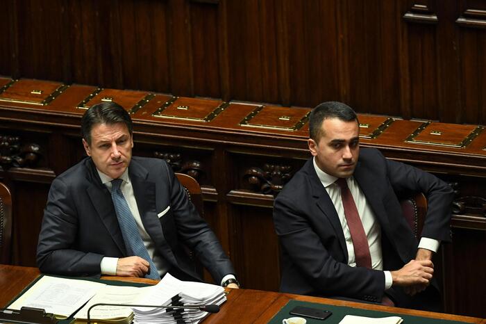 In una foto d'archivio Giuseppe Conte e Luigi Di Maio nei banchi del governo alla Camera nel 2019.