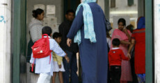 Alcuni bambini figli di immigrati, nel loro primo giorno di scuola in una foto d'archivio