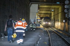 Tecnici e vigili del fuoco al lavoro nei pressi della galleria Serenissima dove un treno è rimasto coinvolto in un incidente sulla linea dell'Alta Velocità Torino-Roma,
