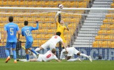 il portiere devia in angolo un tiro di Matteo Pessina