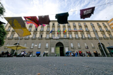 Il centro sociale 'Mezzocannone occupato', che ha stende i panni in Piazza Municipio, proprio davanti all'ufficio del sindaco. (ANSA)