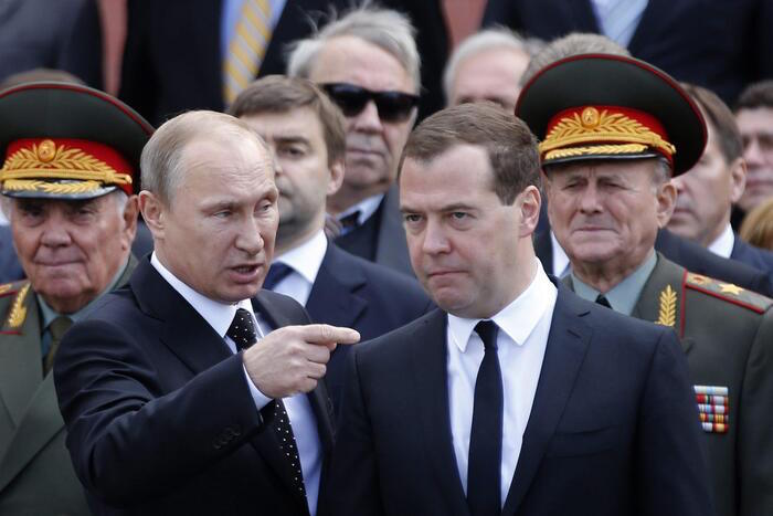 Il presidente russo Vladimir Putin con l'allora primo ministro Dmitry Medvedev in una foto del 2014.