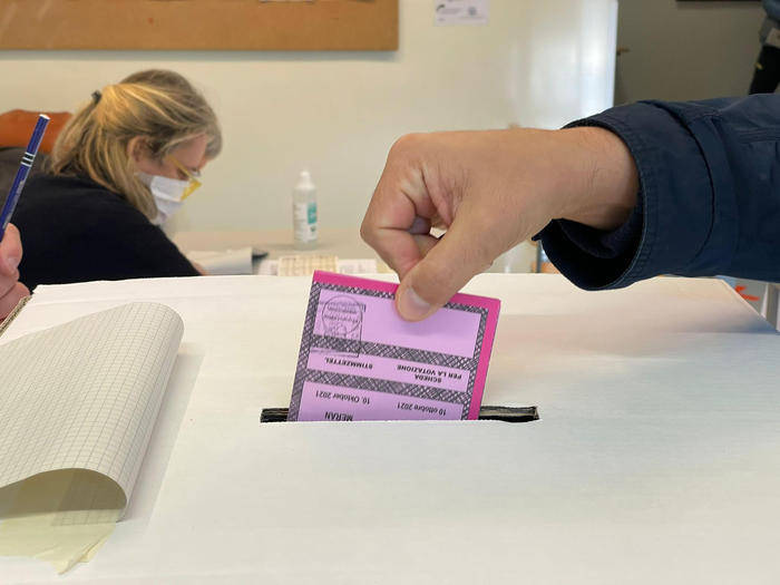 Cittadini votano a Merano per rinnovare il consiglio comunale, 10 ottobre 2021.