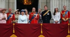 La regina Elisabetta accompaganta dai membri della famiglia reale affacciata al balcone del Buckingham Palace, (ANSA)