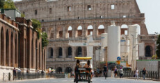 Turisti in via dei Fori Imperiali, sullo sfondo il Colosseo