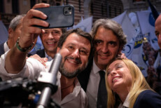 Il sindaco uscente di Verona, Federico Sboarina, tra Il segretario federale della Lega Matteo Salvini e il presidente di Fratelli d'Italia Giorgia Meloni durante la campagna elettorale, 09 giugno 2022.