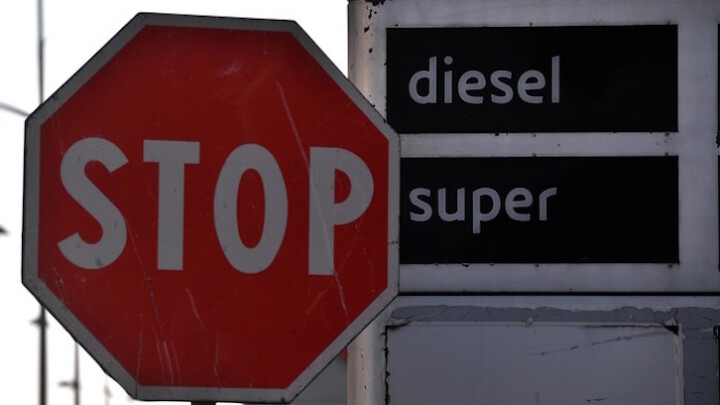 Un distributore dell'Eni di benzina e diesel.