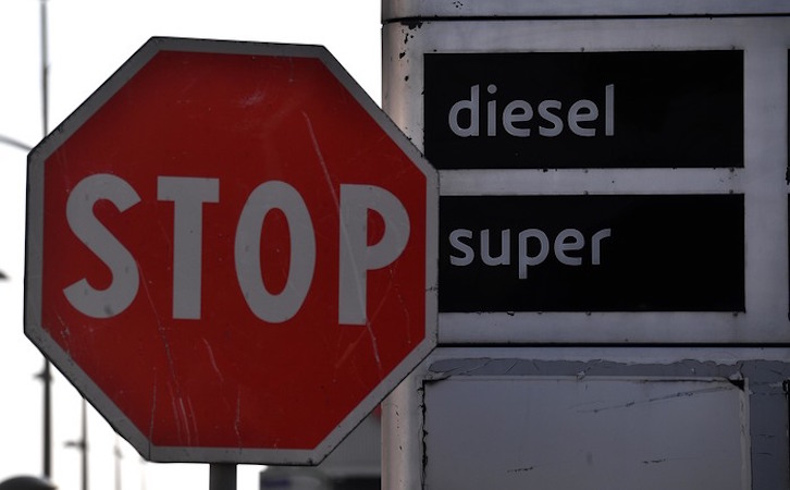Un distributore dell'Eni di benzina e diesel.