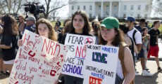 La protesta degli studenti americani contro l'uso delle armi.