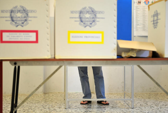 L'interno di una sezione elettorale, in una foto d'archivio.