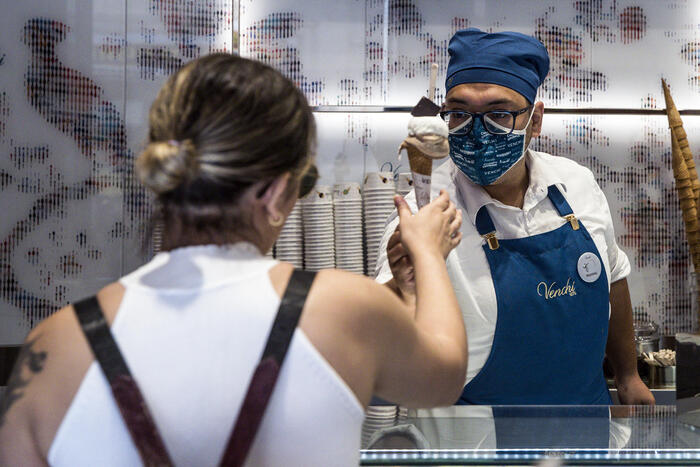 Dipendenti indossano la mascherina in una gelateria nel centro di Roma nonostante l'abolizione dell'obbligo dell'uso delle mascherine contro il Covid, Roma