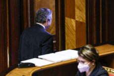 Il Presidente del Consiglio Mario Draghi abbandona l'aula del Senato dopo la votazione sulla fiducia al governo..