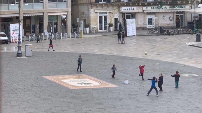 Piazza di Sant'Oronzo, bambini giocando. (Salvemini).