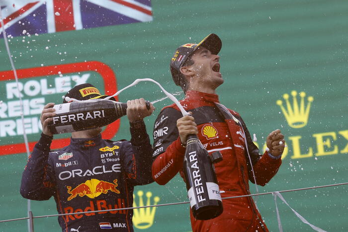 In una foto d'archivio Charles Leclerc della Scuderia Ferrari festeggia la vittoria nel Gp d'Austria