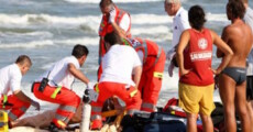 Intervento di bagnini e squadre di salvataggio sulla spiaggia.