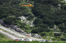 Un elicottero trasporta del materiale dal luogo coinvolto nella valanga sul ghiacciaio della Marmolada a Canazei,
